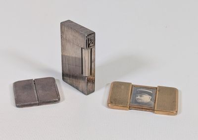 deux briquets posés l'un à côté de l'autre sur une table