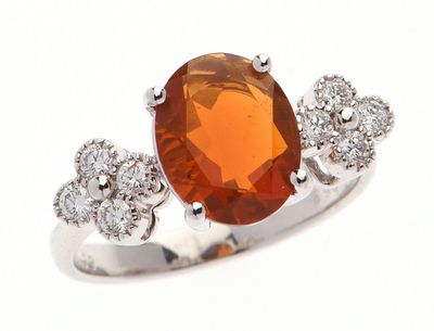 BAGUE en or gris 750 °/°° centrée d'une opale de feu pesant …