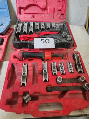de nombreux outils dans une mallette rouge posée sur une table