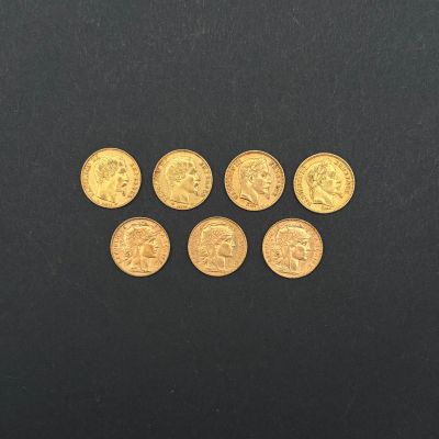 un groupe de cinq pièces d'or sur une surface noire