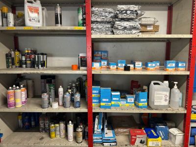 une étagère sur laquelle sont disposés de nombreux types de peinture différents