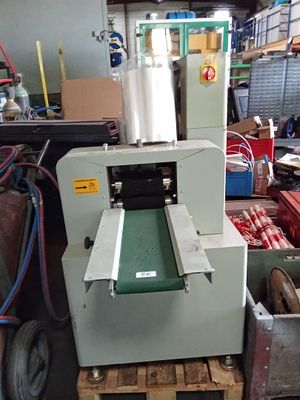 une machine posée sur une palette dans un entrepôt