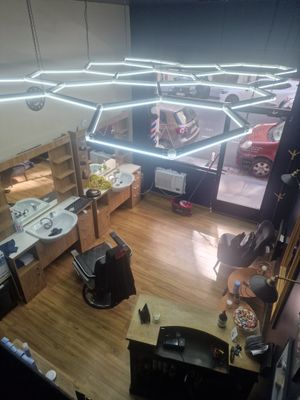 vue en plan d'un salon équipé d'un téléviseur et d'un bureau
