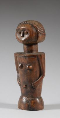 une figurine en bois représentant une femme coiffée d'une coiffe