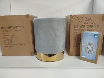 trois boîtes de boîtes posées sur une étagère à côté d'une lampe