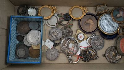 une boîte remplie de pièces de monnaie et d'autres objets