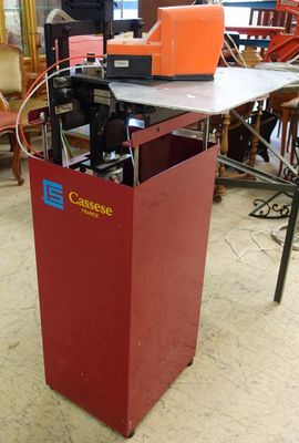 une image représentant une table rouge sur laquelle se trouve un ordinateur