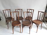 six chaises placées l'une à côté de l'autre
