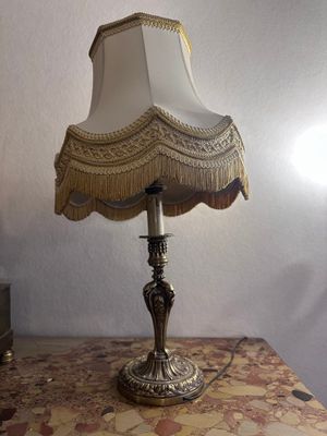 une lampe posée sur une table et munie d'un abat-jour