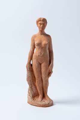 une image représentant une statue de femme debout sur une surface blanche
