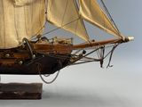 une maquette de voilier sur un support en bois