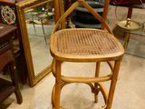 une chaise qui se trouve devant un miroir