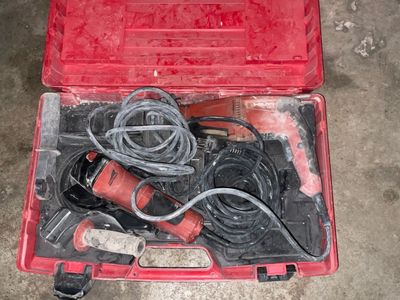 une caisse à outils rouge avec des outils sur le sol