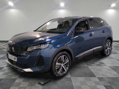 le 4x4 bleu est garé sur le sol en damier d'un garage
