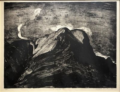 une image représentant un dessin en noir et blanc d'une montagne