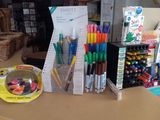 de nombreux stylos et marqueurs posés sur une table dans un magasin