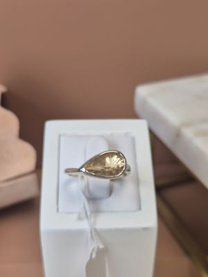une bague qui se trouve dans une boîte sur une table