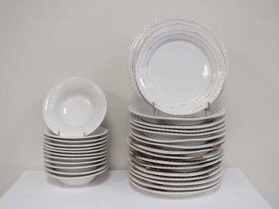 plusieurs assiettes empilées sur une table