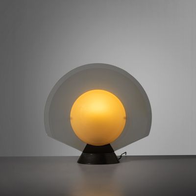 gros plan d'une lampe sur une table à fond blanc