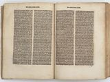 un livre ouvert dont une page contient du texte