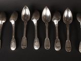 six cuillères sont alignées sur une surface noire