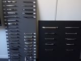 de nombreux couteaux posés sur un meuble noir