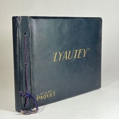 un livre bleu auquel est attaché un cordon violet