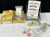 une boîte contenant une maquette de voiture et d'autres objets, posée sur une table