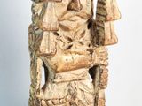 statue d'un homme au visage en bois sur fond blanc