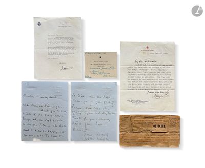 une image représentant un ensemble de lettres et de documents posés sur une surface blanche