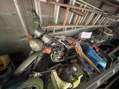 une moto garée dans un garage