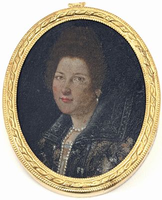 portrait d'une femme en robe noire, portant un collier et des boucles d'oreilles en perles