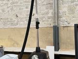 un aspirateur posé sur une table devant un téléviseur