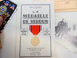 un livre orné d'une médaille, posé sur une table