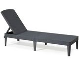 une chaise longue noire posée sur un fond blanc