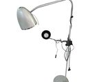 une image représentant une lampe posée sur un pied