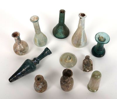 tout un tas de vases différents posés sur la table