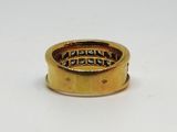 une photo d'une bague en or sur laquelle est gravé un nom