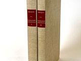 deux livres posés l'un sur l'autre sur une surface blanche