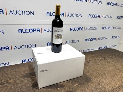 une bouteille de vin posée sur une boîte blanche