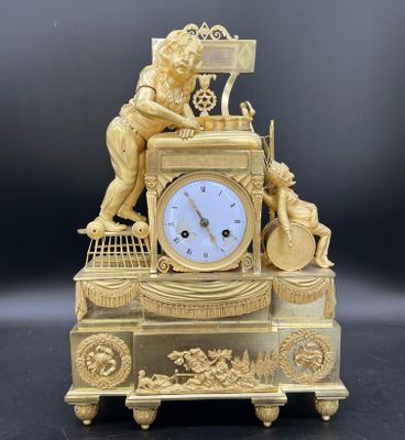 une horloge en or posée sur une table