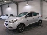 une photo d'une voiture blanche garée dans un garage