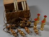 un bouquet de bougies dorées posées à côté d'une boîte en bois