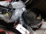 une valise remplie d'objets posée sur une table