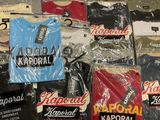 beaucoup de t-shirts emballés dans du plastique