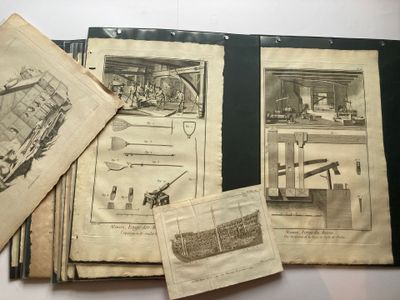 quelques vieux livres sont posés sur une table blanche