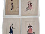 quatre gravures représentant des hommes et des femmes vêtus de costumes d'époque