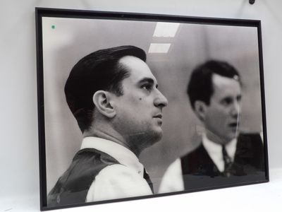 une photo en noir et blanc d'un homme en costume-cravate