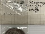gros plan d'une pièce de monnaie sur un morceau de papier posé sur une table