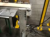 une image d'une machine qui travaille sur un morceau de bois